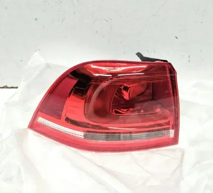 Volkswagen Touareg II Rear/tail lights 7P6945095F