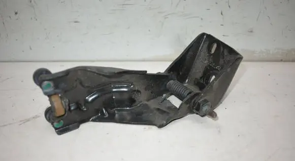 Chrysler Town u0026 Country V Sliding door middle roller runner 05020672AE
