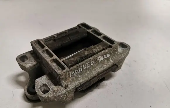 Ford Mondeo Mk III Engine mount bracket 95BB9B929AA