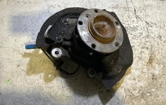 BMW 5 E39 Front wheel hub