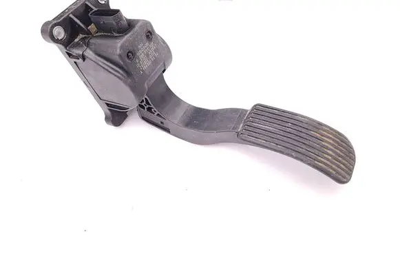 Accelerator throttle pedal