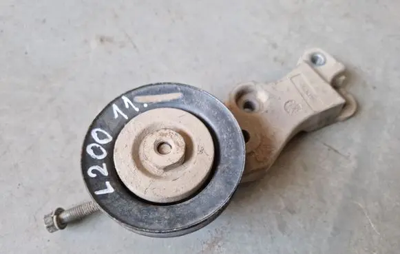 Mitsubishi L200 Air conditioning tensioner MN166945