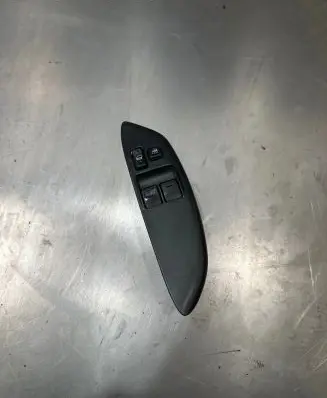 Toyota Yaris Electric window control switch 0113h02