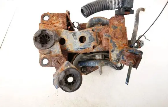 Nissan X-Trail T30 Engine mount bracket