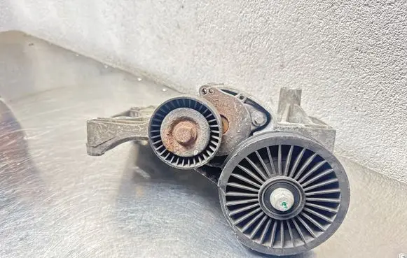 Opel Astra J Generator/alternator bracket 55570104