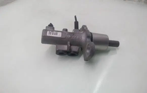 Audi A6 S6 C5 4B Master brake cylinder