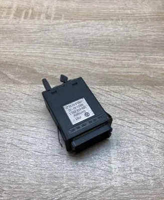Volkswagen PASSAT B5 Hazard light switch 3B0953235C