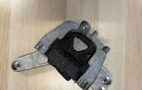 Engine mount bracket