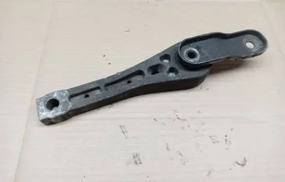 Engine mount bracket