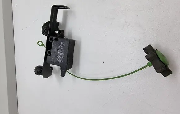 BMW 5 E60 E61 Fuel tank cap lock 67116988089 6988089