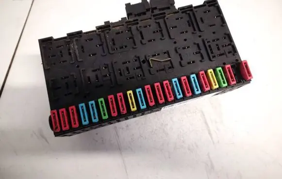 Volkswagen PASSAT B4 Fuse box set 357937039