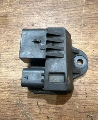 BMW 1 F20 F21 Glow plug pre-heat relay 8570087 130304 0522120103