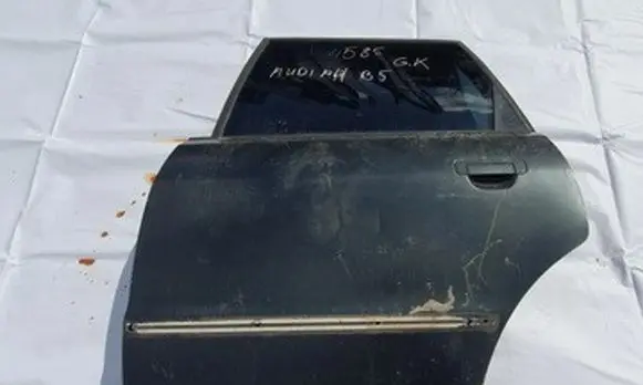 Audi A4 S4 B5 8D Rear door juodos