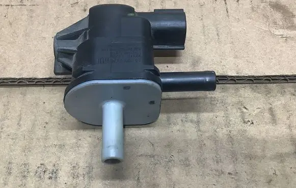 Toyota Prius (XW30) Vacuum valve 9091012276 1362007010