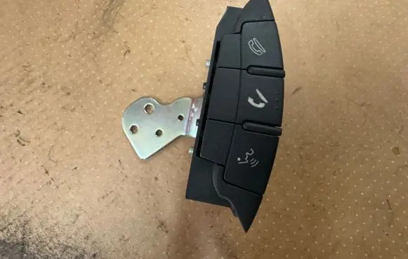Mitsubishi Outlander Steering wheel buttons/switches 75B474