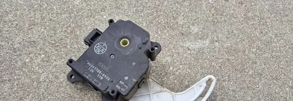 Toyota Avensis T250 Air flap motor/actuator AE0637008930
