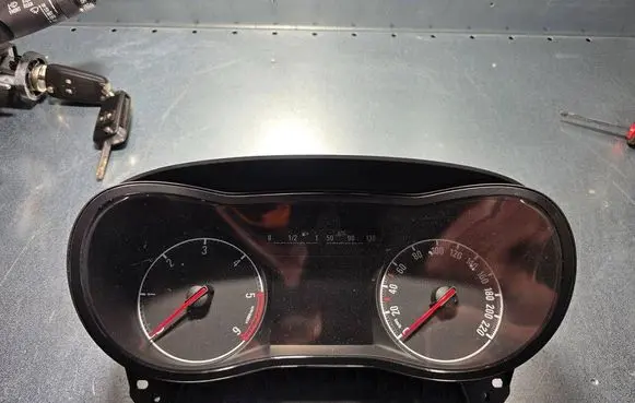 Opel Corsa E Speedometer (instrument cluster) 13499773 2469214 367030224