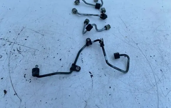 Volkswagen Tiguan Fuel injector supply line/pipe 
