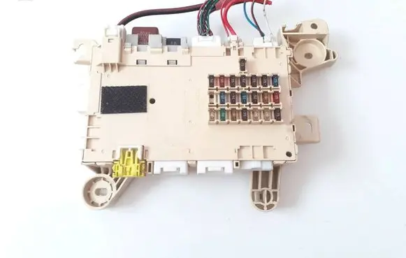 Lexus LS 430 Fuse module 8273050100 9098702016