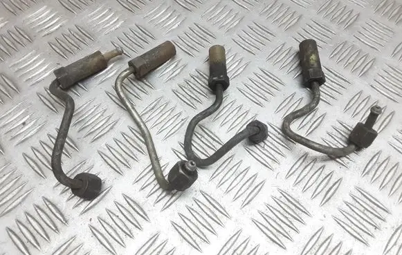 Nissan X-Trail T30 Fuel injector supply line/pipe 