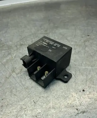 Mercedes-Benz C W203 Charging relay A0025423819