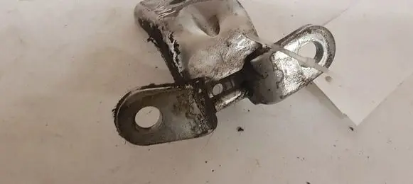 KIA Sorento Front door lower hinge