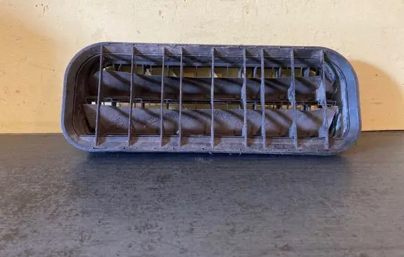 Volkswagen Transporter - Caravelle T5 Quarter panel pressure vent 7H0819181