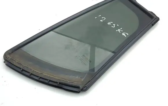 Nissan Leaf II (ZE1) Rear vent window glass 822735SL0A