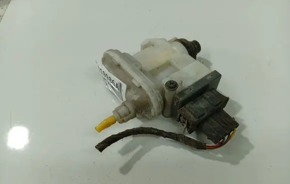 Volkswagen PASSAT B4 Central locking vacuum pump 3A0862153