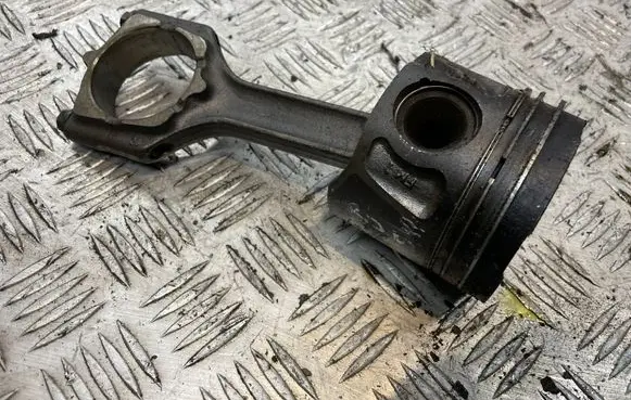 Opel Insignia A Piston with connecting rod