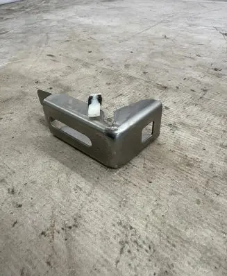Fender mounting bracket