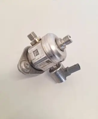 BMW M3 F80 Fuel injection high pressure pump 7847204 0235824