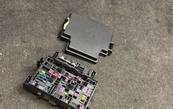 Jeep Grand Cherokee WL Fuse module 68366721AD