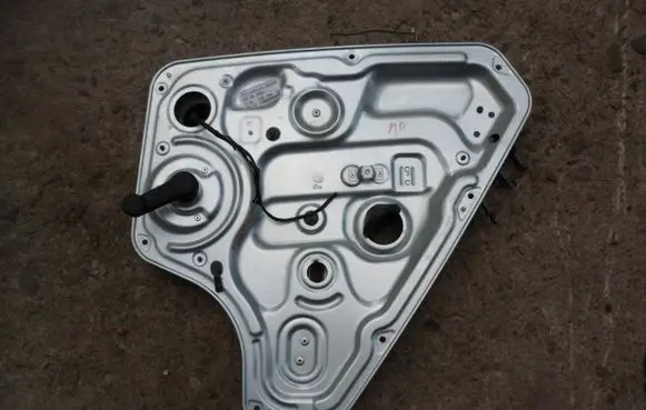 Rear door manual window regulator