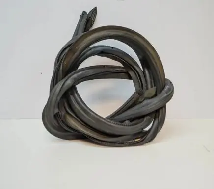 Volkswagen Eos Trunk rubber seal (body) 1Q0827705M