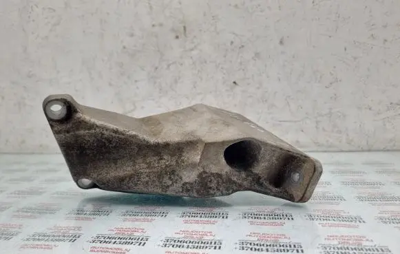 Volkswagen PASSAT B5.5 Engine mounting bracket 8D0199307P