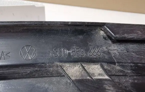 Volkswagen PASSAT B6 Front bumper lower grill 3C0853666