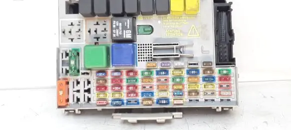 Opel Zafira A Fuse module 24412497 90191753