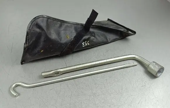 Mitsubishi Outlander IV Wheel nut wrench 