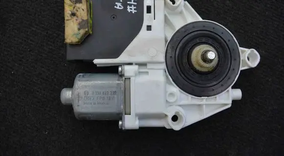 Volkswagen Jetta VI Front door window regulator motor