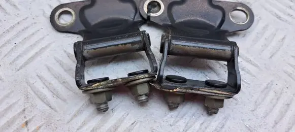 Toyota Avensis T270 Tailgate/trunk/boot hinge 6881005030 6881005040