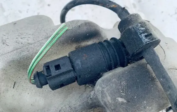 Volkswagen Golf IV Windscreen/windshield washer pump