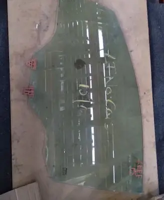 Nissan Leaf I (ZE0) Front door window glass four-door