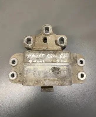 Volkswagen PASSAT B6 Engine mount bracket 3C0199555
