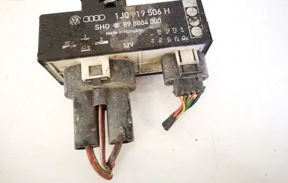 Volkswagen Golf IV Coolant fan relay 1J0919506H