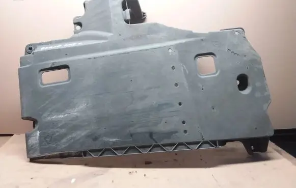 Center/middle under tray cover