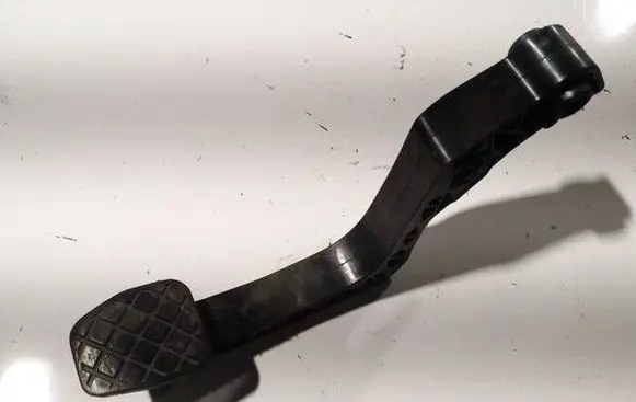 Volkswagen Golf V Brake pedal 