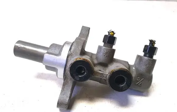 Master brake cylinder