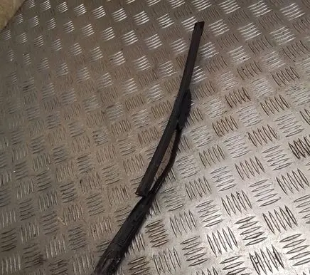 Rear wiper blade arm