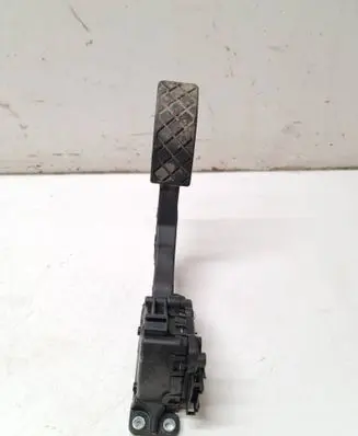 Accelerator throttle pedal